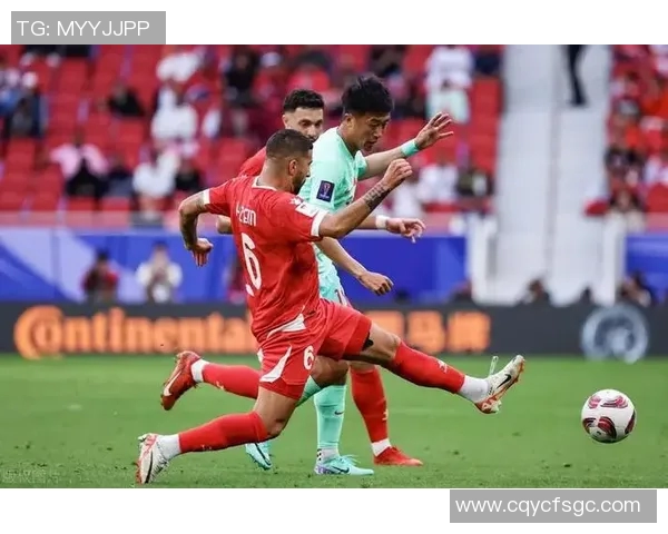 中国足球队迎战卡塔尔力争胜利全力以赴展现团队精神与拼搏意志