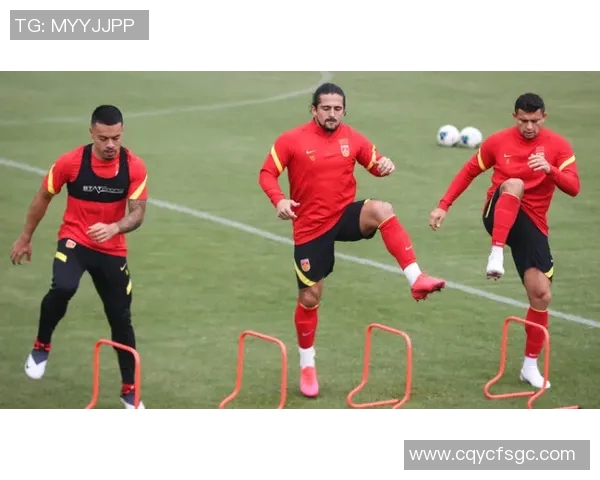中国足球队迎战卡塔尔力争胜利全力以赴展现团队精神与拼搏意志